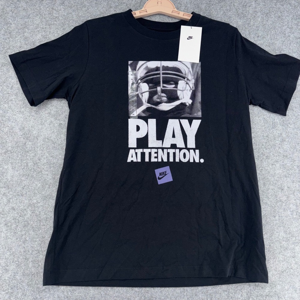 Nike Kids Play Attention Graphic Tee Black XL Short Sleeve T-Shirt